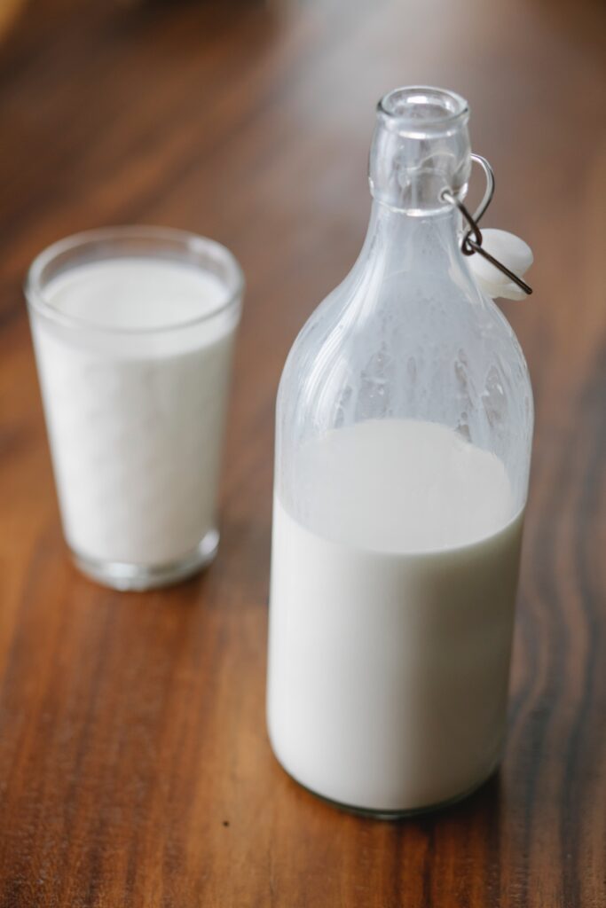 Vaso de leche y su botella con leche