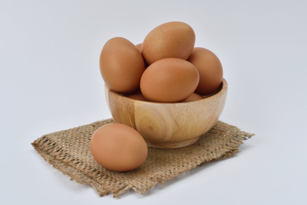 Huevos marrones sobre un bol 